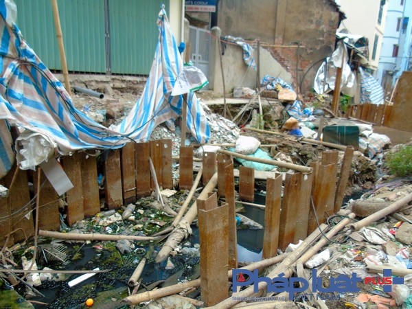 Công trình xây dựng chậm tiến độ nhiều năm biến thành hầm chứa nước thải.