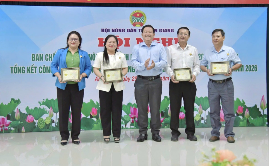 Tỉnh uỷ viên, Phó Chủ tịch UB MTTQ Việt Nam tỉnh, Chủ tịch Hội nông dân tỉnh An Giang Nguyễn Văn Cọp trao Kỷ niệm chương "Vì giai cấp nông dân Việt Nam" cho các cá nhân