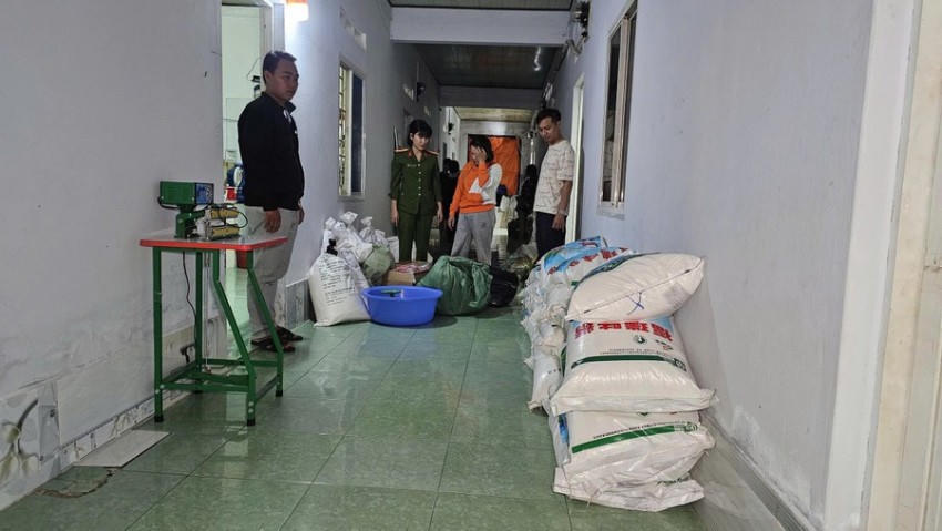 Cơ quan Công an phát hiện bột ngọt giả tại nhà trọ bà Đâu.