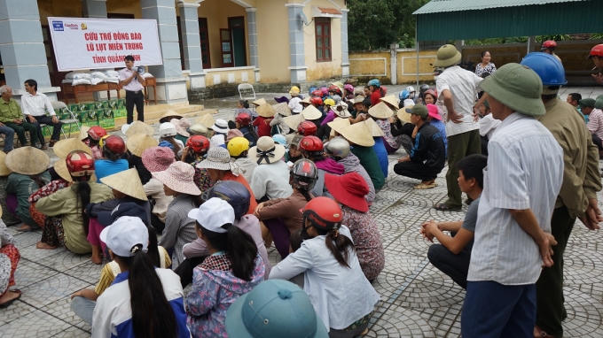 Bà con nhân dân xã Thanh Thủy có mặt từ rất sớm để nhận quà.