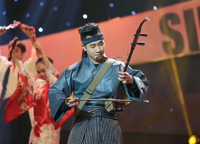 Nguy&ecirc;n Khang mặc kimono chơi nhạc cụ d&acirc;n tộc