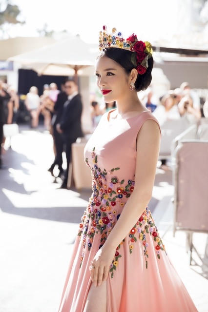 Lý Nhã Kỳ tựa như nữ hoàng mùa Xuân xuất hiện giữa giai nhân ở thảm đỏ