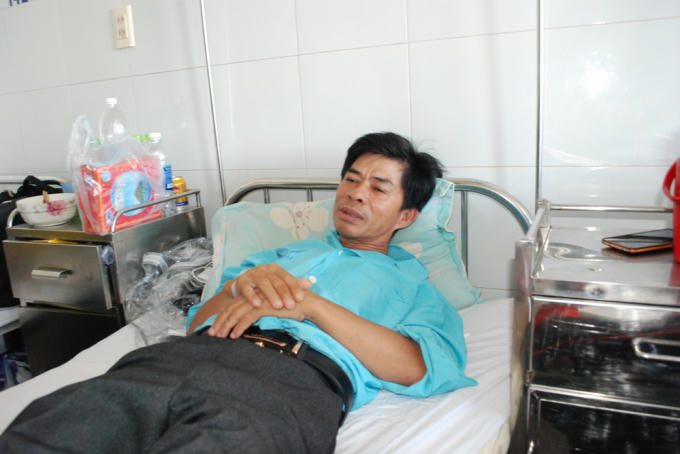 Ông Ngô Mới bị gãy chân sau khi ngăn kẻ gian tẩu thoát.