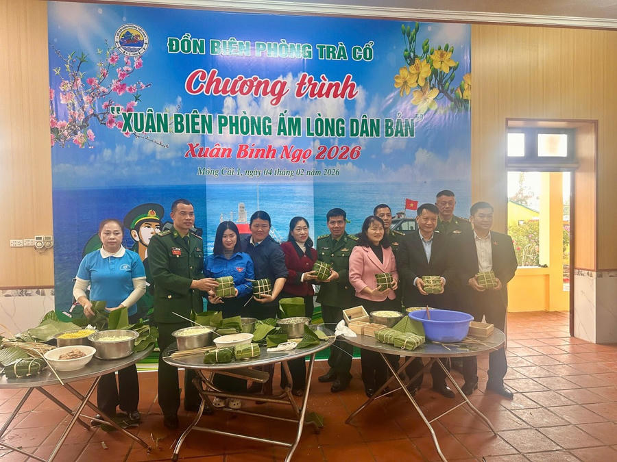 Đại biểu và cán bộ, chiến sĩ hoàn thành những chiếc bánh chưng nghĩa tình gửi tặng Nhân dân dịp Xuân Bính Ngọ 2026.