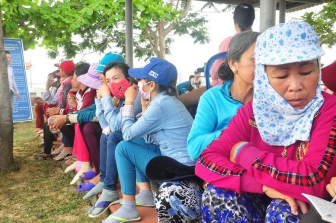 Những người thân của các như dân đang chờ đón họ trở về.