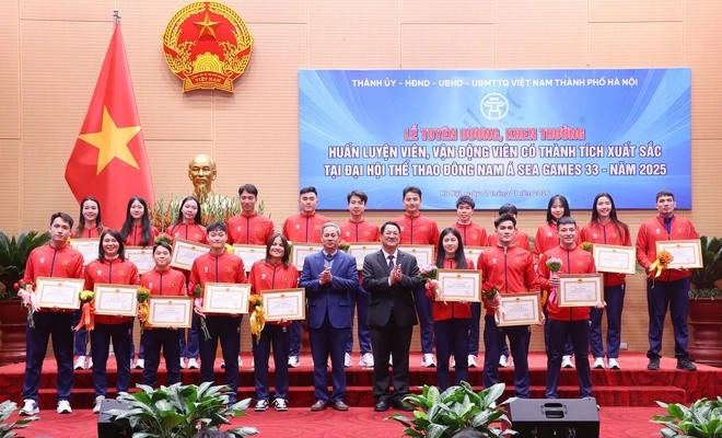 Lãnh đạo thành phố Hà Nội tuyên dương, khen thưởng huấn luyện viên, vận động viên đạt thành tích xuất sắc tại SEA Games 33. Ảnh: Lê Hải.