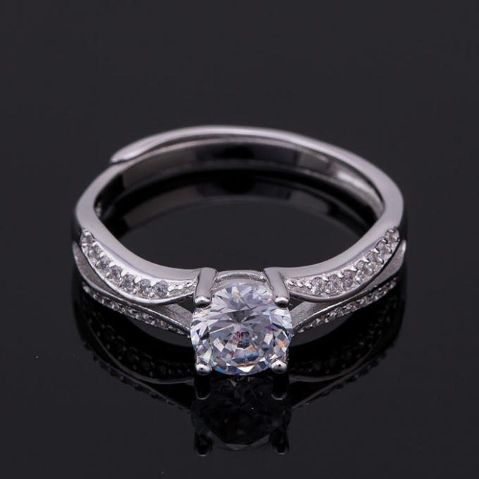 Mẫu nhẫn nữ bằng bạc được chế tác tinh xảo điểm sáng của sản phẩm là viên đá bán quý được chế tác dưới đôi bàn tay nghệ nhân có độ khúc xạ cao , mang đến nét đẹp sang trọng và quý phái cho nữ nhi .