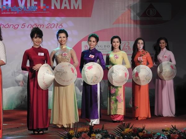 Thướt tha và tinh khôi.