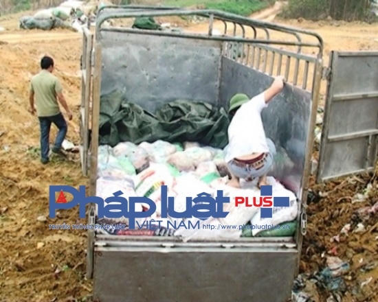 Vụ thu giữ và tiêu hủy 2,5 tấn thực phẩm bẩn không rõ nguồn gốc tại huyện Vĩnh Tường, cách đây không lâu.