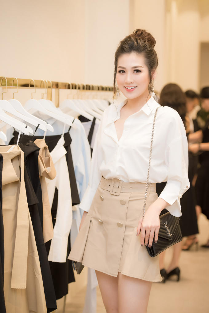 BST xuân hè lần này sử dụng chất liệu khaki  được sáng tạo với những điểm nhấn đặc trưng rất Lane JT. Trong suốt bộ sưu tập để khẳng định sự tinh giản trong từng thiết kế, nữ tính, văn minh, hiện đại, tối giản nhưng không hề đơn giản.