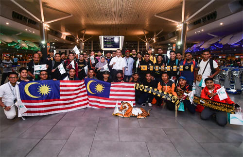 CĐV Malaysia ùn ùn kéo sang Hà Nội dự chung kết