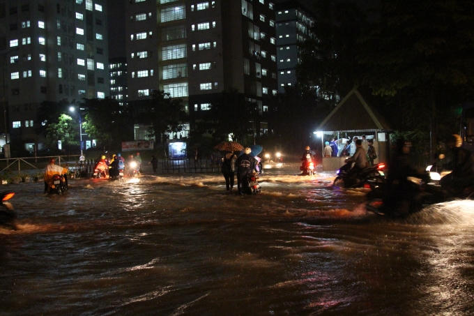 Đáng chú ý, con đường dài gần 2km dẫn từ Kí túc xá khu B (ĐHQG TP HCM) ra quốc lộ 1A bị ngập nước nghiêm trọng.