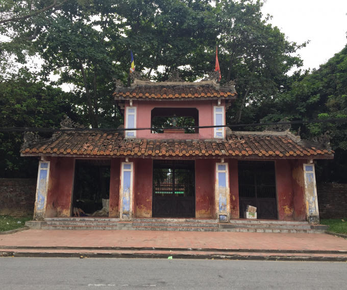 Cổng chùa đã cũ sau nhiều năm hình thành.