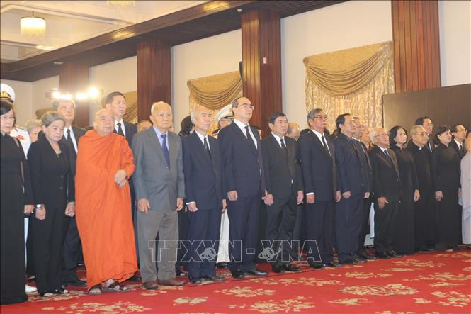 Đoàn đại biểu Thành ủy – HĐND – UBND – UBMTTQ Việt Nam Tp. Hồ Chí Minh do đồng chí Nguyễn Thiện Nhân, Ủy viên Bộ Chính trị, Bí thư Thành ủy Tp. Hồ Chí Minh làm trưởng đoàn dự Lễ truy điệu nguyên Tổng Bí thư Đỗ Mười. 