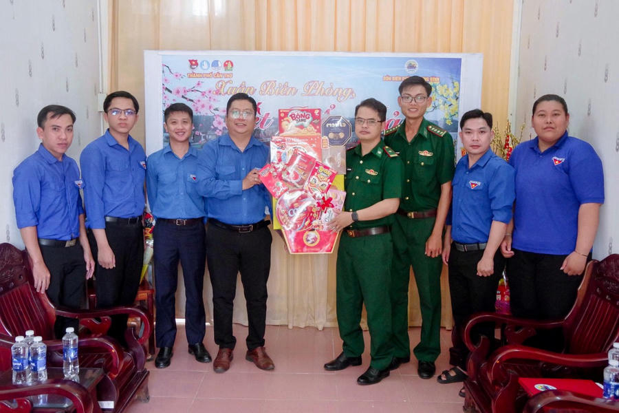 Thành đoàn thành phố Cần Thơ tặng quà chúc tết Cán bộ, chiến sĩ đồn Biên phòng Trung Bình.
