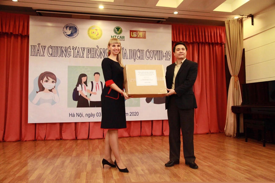 Chủ tịch Vũ Việt Anh thay mặt Trung tâm Giáo dục chăm sóc sức khỏe cộng đồng Hà Nội trao tặng khẩu trang, nước rửa tay khô; Bà Natalia Valerievna – Bí thư thứ nhất Đại sứ quán Liên bang Nga tại Việt Nam – Giám đốc TTKH&amp;amp;VH Nga tại Hà Nội tiếp nhận