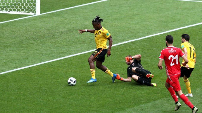 Batshuayi phá bẫy việt vị băng xuống vượt qua cả thủ thành Mustafa rồi đưa bóng vào gôn trống nhưng hậu vệ Tunisia kịp lao về phá ra. Ảnh Fifa