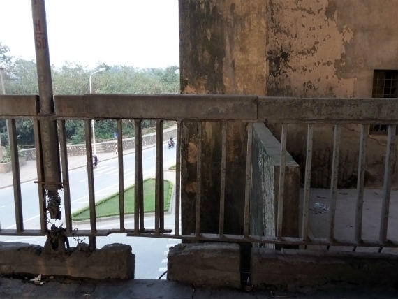 Những cột điện bị ăn mòn, sẽ sớm được thay thế trong tuần tới.