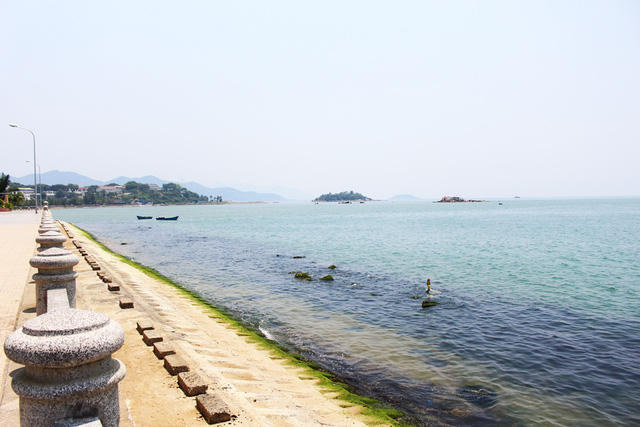 Khu vực này được nêu ý tưởng lấn biển để làm công trình điểm nhấn ở phía Đông cầu Trần Phú. Ngay lập tức, đề xuất lấn biển Nha Trang đã vấp phải phản đối của một số chuyên gia vì cho rằng có thể ảnh hưởng tới cảnh quan danh thắng quốc gia, môi trường biển...