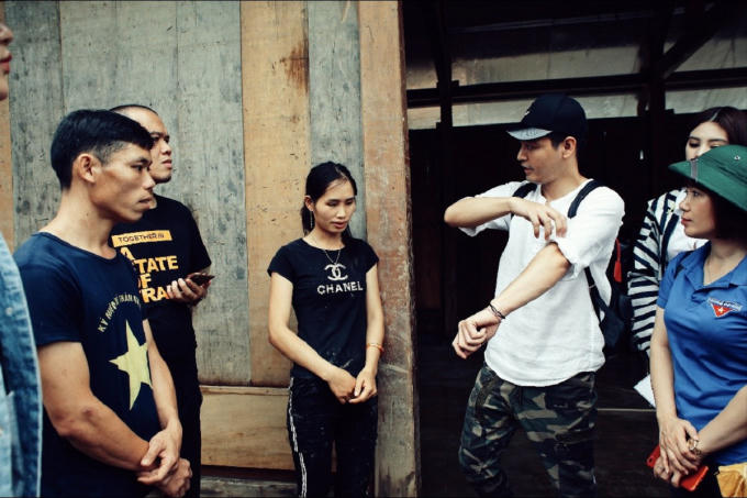 Jolie Nguyễn c&ugrave;ng Phan Anh chung tay hỗ trợ đồng b&agrave;o v&ugrave;ng lũ