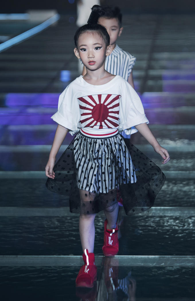 BST “Tancho Crane” là một trong những BST được mong chờ nhất của Tuần lễ thời trang trẻ em Việt Nam 2017 lần nay khi đem đến 2 hình ảnh đậm nét văn hoá Nhật Bản: chim hạc Tancho và kiếm sĩ Kendo.