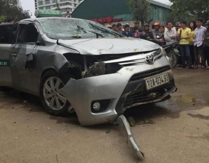 Chiếc taxi bị hư hỏng nặng sau khi đâm xuống hồ. (Ảnh: Báo Giao thông)