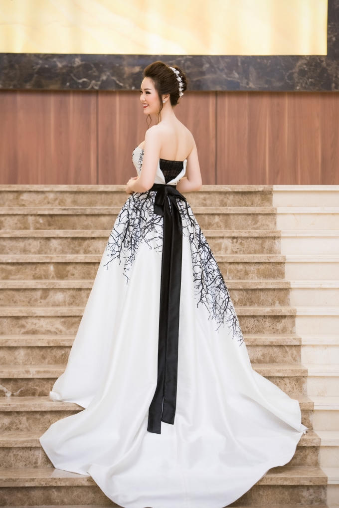 Á hậu Thụy Vân lộng lẫy trong chiếc đầm do NTK Xuân Lê thực hiện.