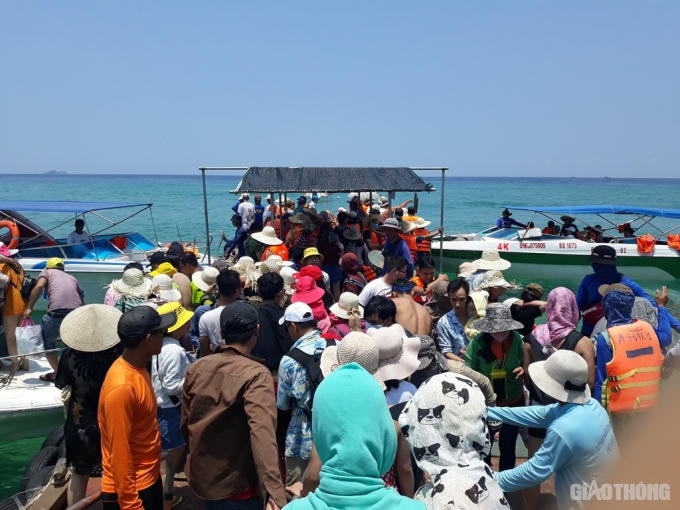 Nhiều dịch vụ lặn biển ngắm san h&ocirc; hay tham quan bằng ca n&ocirc; tại K&igrave; Co chật k&iacute;n du kh&aacute;ch.