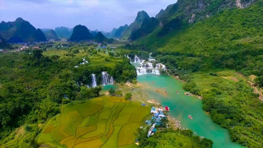 Đông đảo người dân, du khách đến tham quan tại Thác Bản Giốc, xã Đàm Thủy.