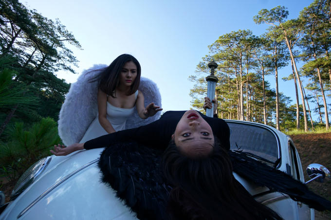 Bella Mai và Vân Trang đọ vẻ ma mị trong phim Oán