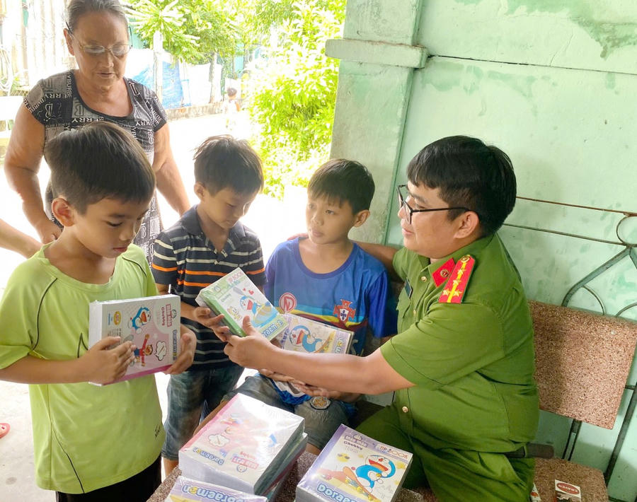 Cán bộ Công an phường Vĩnh Trạch thường xuyên vận động, hỗ trợ Nhân dân có hoàn cảnh khó khăn trên địa bàn.