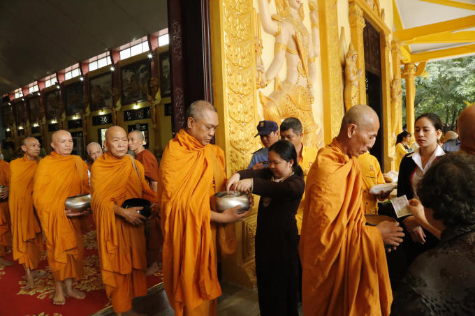 Phật tử đặt bát theo truyền thống Phật giáo.