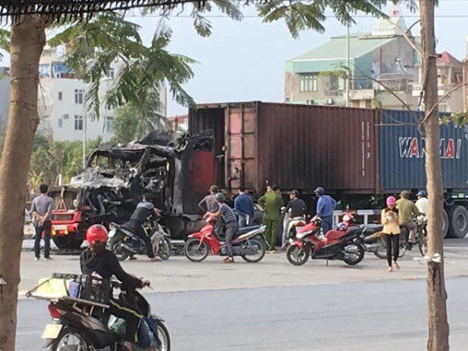 Sau 30 phút bốc cháy, ngọn lửa được dập tắt, lực lượng chức năng sớm có mặt giải quyết vụ việc. (Ảnh: FB Hội Lái xe)