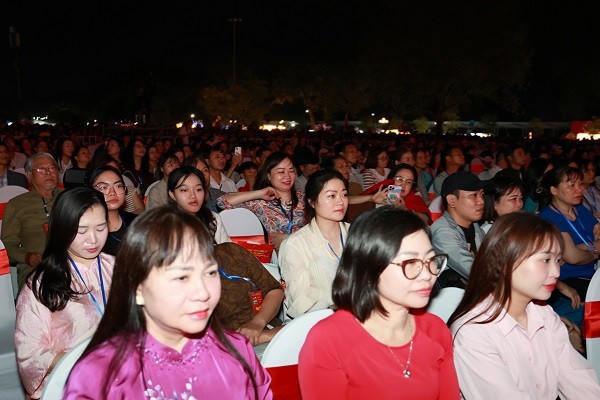 Đông đảo người dân và du khách thưởng thức chương trình nghệ thuật.
