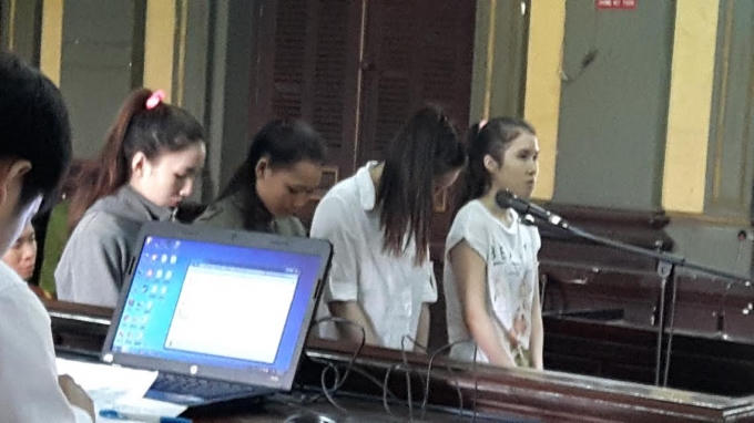 Các cô gái vướng vòng lao lý vì hành vi môi giới mại dâm.