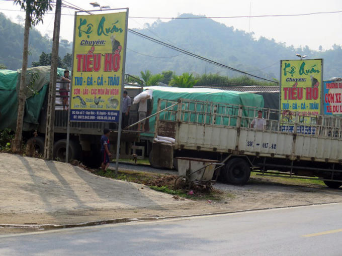 Một chiếc xe tải đang sang hàng cho xe khác nhằm "né" trạm cân tải.