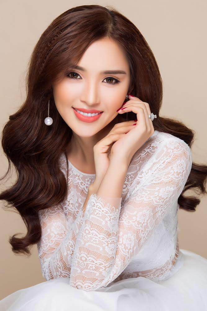 Vẫn những phom dáng trên nhưng các thiết kế là cuộc chơi của những dải đăng-ten và ruy băng đầy sắc màu được sắp xếp tưởng chừng như ngẫu hứng nhưng thực tế lại là sự tính toán khá hợp lý, tạo thành những đường sọc hài hòa về cả màu sắc lẫn chi tiết suốt thân váy suôn mềm mại.