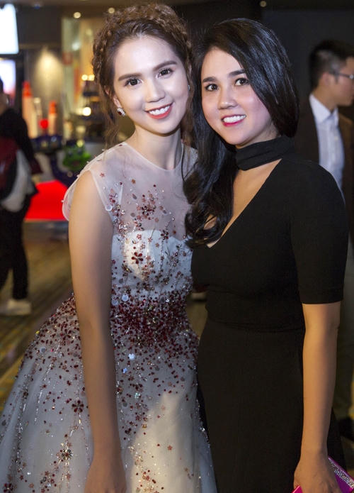 Chị gái Ngọc Trinh cũng tháp tùng cô đến buổi lễ.