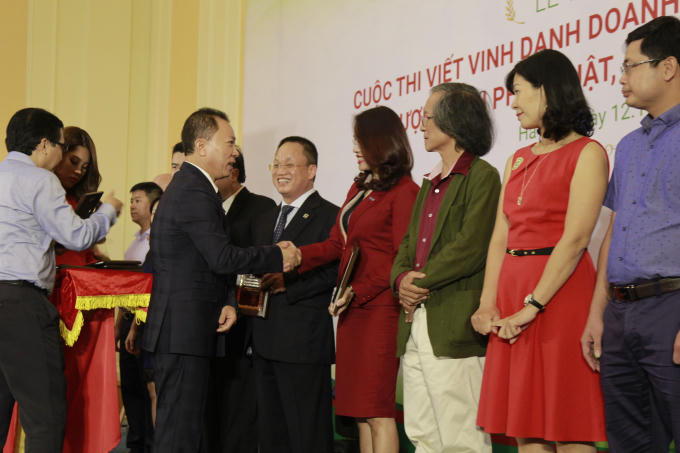 Tiến sĩ Đào Văn Hội - Trưởng ban tổ chức và ông Nguyễn Văn Hùng, Hàm Vụ trưởng Vụ Báo chí xuất bản trao bằng vinh danh cho các Doanh nhân, Doanh nghiệp.