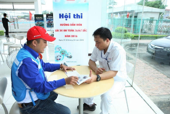 Hướng dẫn viên lái xe an toàn ô tô thi hướng dẫn PDSA cho khách hàng.