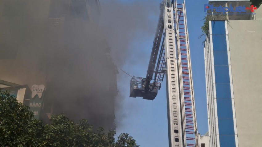 Xe chuyên dụng với thang máy nâng di động đưa nước lên cao thực hiện công tác chữa cháy.