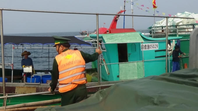 Tàu của Hải đội 2 đang tiếp cận các tàu của ngư dân Trung Quốc.