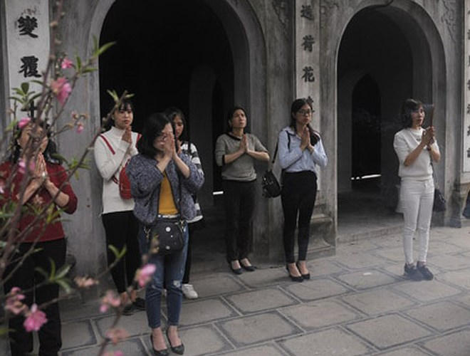 Vào ngày mùng 1, rất nhiều nam thanh nữ tú đến chùa Hà để cầu tình duyên, cầu hôn nhân và có người yêu.