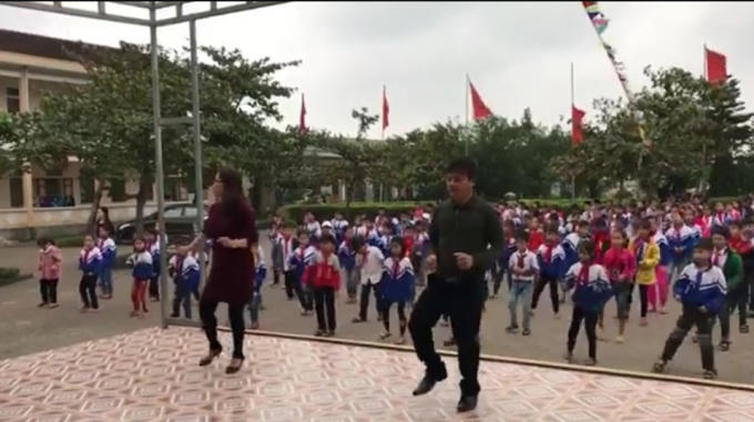 Bài thể dục bằng điệu nhảy Disco trên nền bài hát "River of Baybylon" hết sức vui nhộn (Ảnh cắt từ clip).