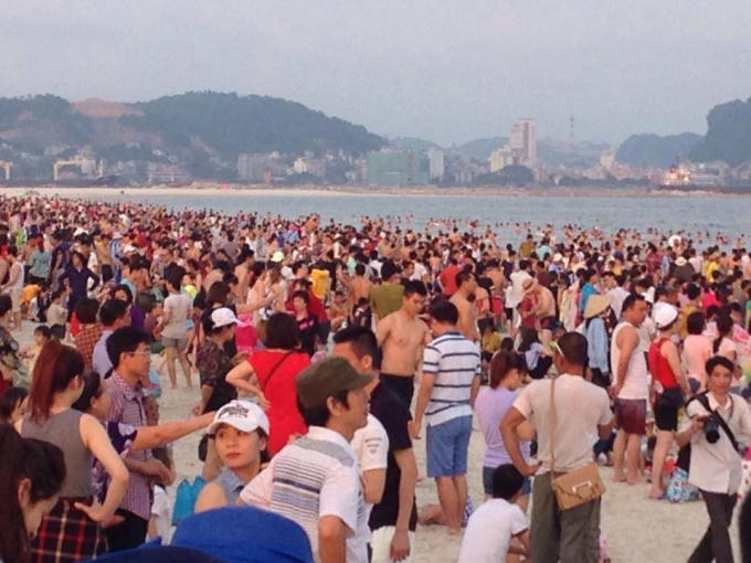 Biển người tấp nập tại bãi tắm Bãi Cháy TP Hạ Long.