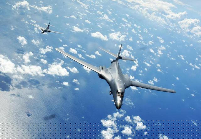 Hai máy bay ném bom B-1B của Không quân Mỹ cất cánh từ căn cứ không quân Andersen trên đảo Guam bay qua Biển Đông năm 2017. (Ảnh: Không quân Mỹ).