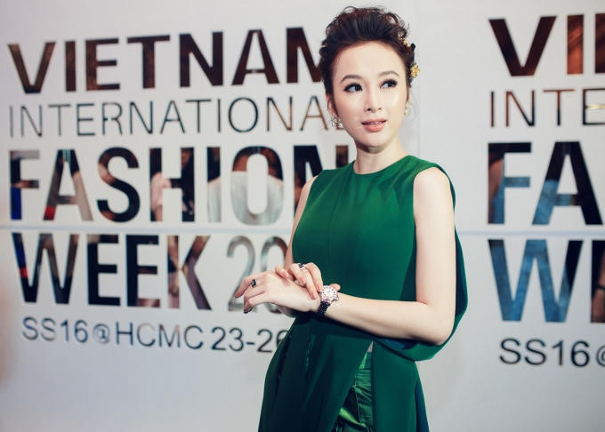 Nổi tiếng với mệnh danh “Nữ hoàng thảm đỏ”, bởi vậy, trong đêm cuối Tuần lễ thời trang Quốc tế Việt Nam, Angela Phương Trinh tiếp tục khiến cho nhiều người choáng ngợp và tròn mắt với phong cách đẳng cấp của mình.
