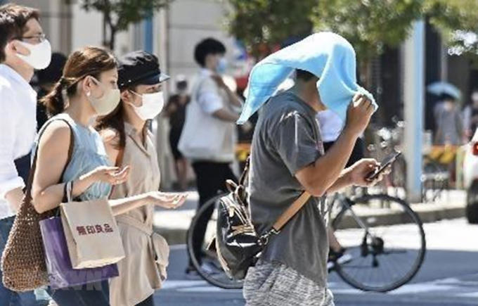 Người dân di chuyển dưới tiết trời nắng nóng kỷ lục tại Nagoya, Nhật Bản ngày 16/8/2020. (Ảnh: Kyodo/TTXVN)