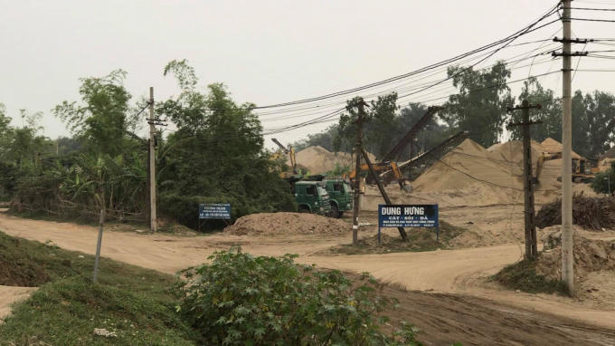 Những bãi cát cao như núi đang xâm hại nghiêm trọng hành lang đê điều