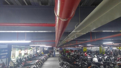 Bên trong các tầng giữ xe được thiết kế, lắp đặt hệ thống chữa cháy tự động, bình phun. Camera an ninh, loa phát thanh được lắp ở khắp nơi.